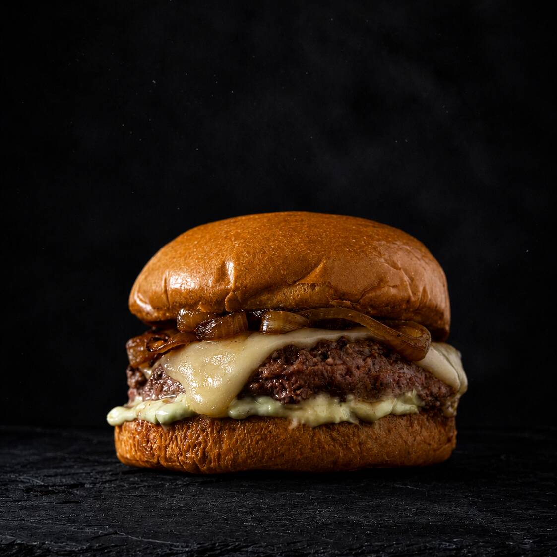 Pão brioche, 180g de alcatra moída, queijo cheddar, molho especial loyola e cebola caramelizada.