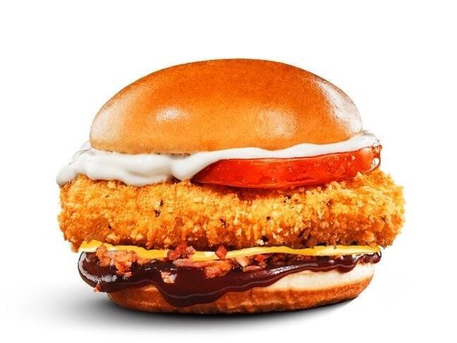 Pão macio, filé de sassami crocante, maionese Fnp exclusiva, molho barbecue envolvente, bacon triturado, queijo derretido e tomate suculento. Uma explosão de sabor em cada mordida!