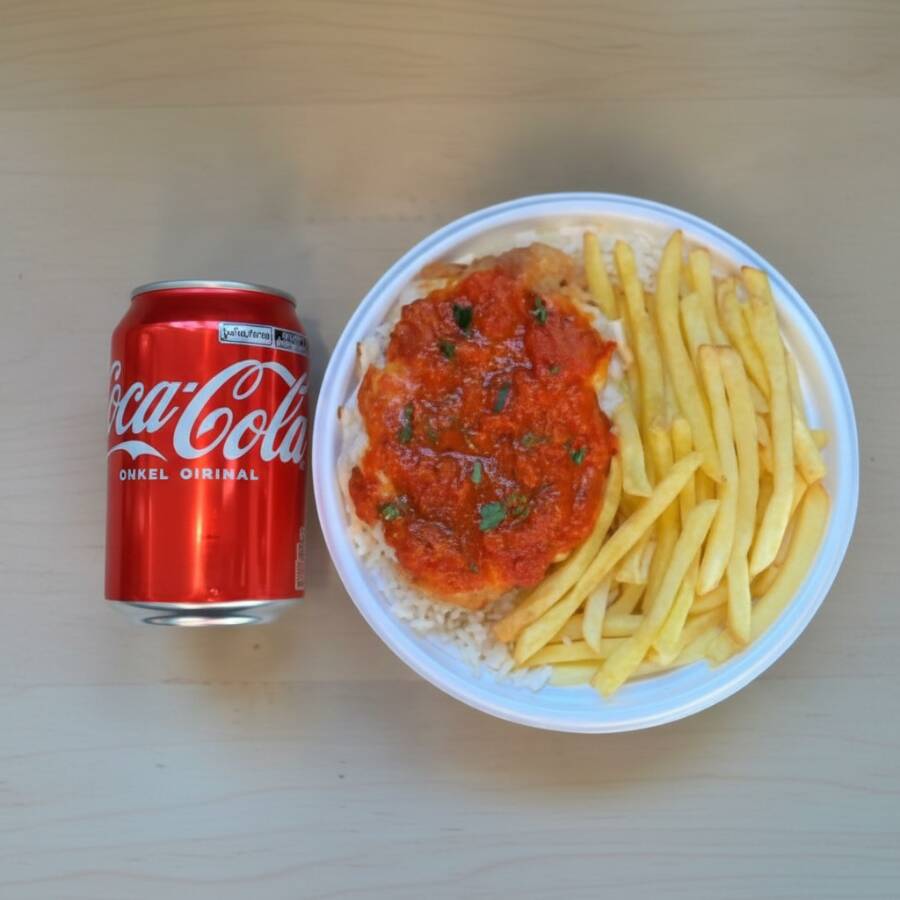 Marmita com delicioso filé de frango parmegiana (empanado na massa crocante coberto com molho de tomates e queijo) acompanhado de arroz branco e batatas fritas. Acompanha refrigerante lata Coca Cola 350ml bem gelada. Marmita indicada para 01 pessoa.