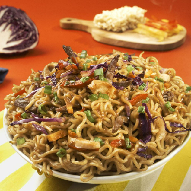 Yakisoba (500g) com legumes salteados e calabresa defumada — uma explosão de sabor!