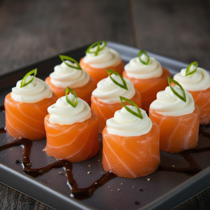 Bolinho de arroz temperado envolvida por uma fatia generosa de Salmão, coberto com Cream Cheese e Cebolinha