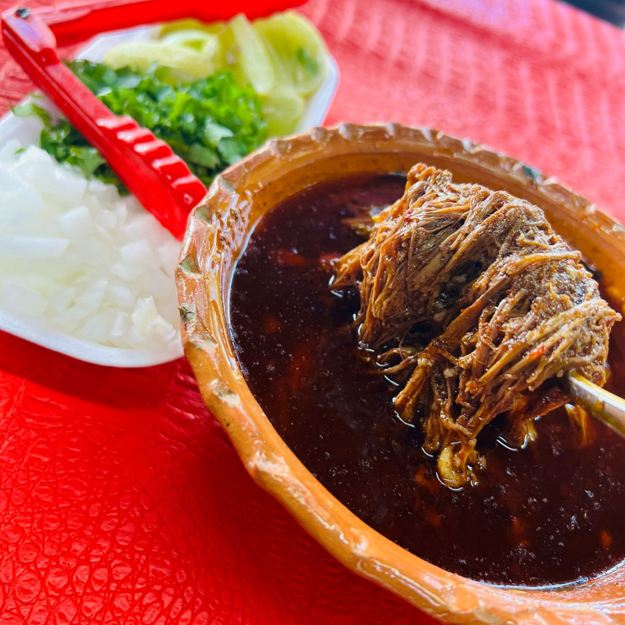 Medio de Consomé con Birria
