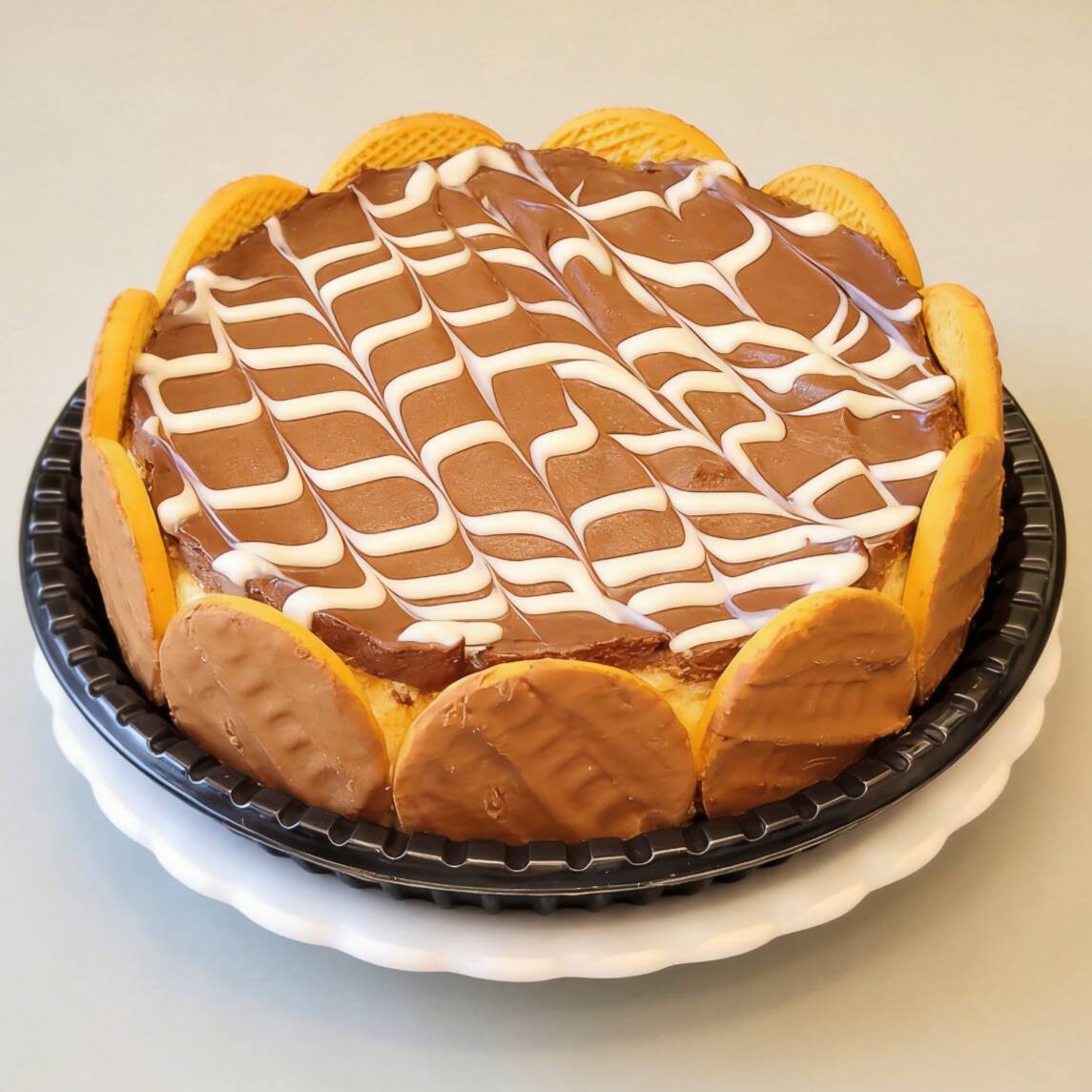Base de biscoito com creme tipo holandes, coberto com uma deliciosa ganache de chocolate, decorado com biscoito
calipso.
Serve 1 pessoa.