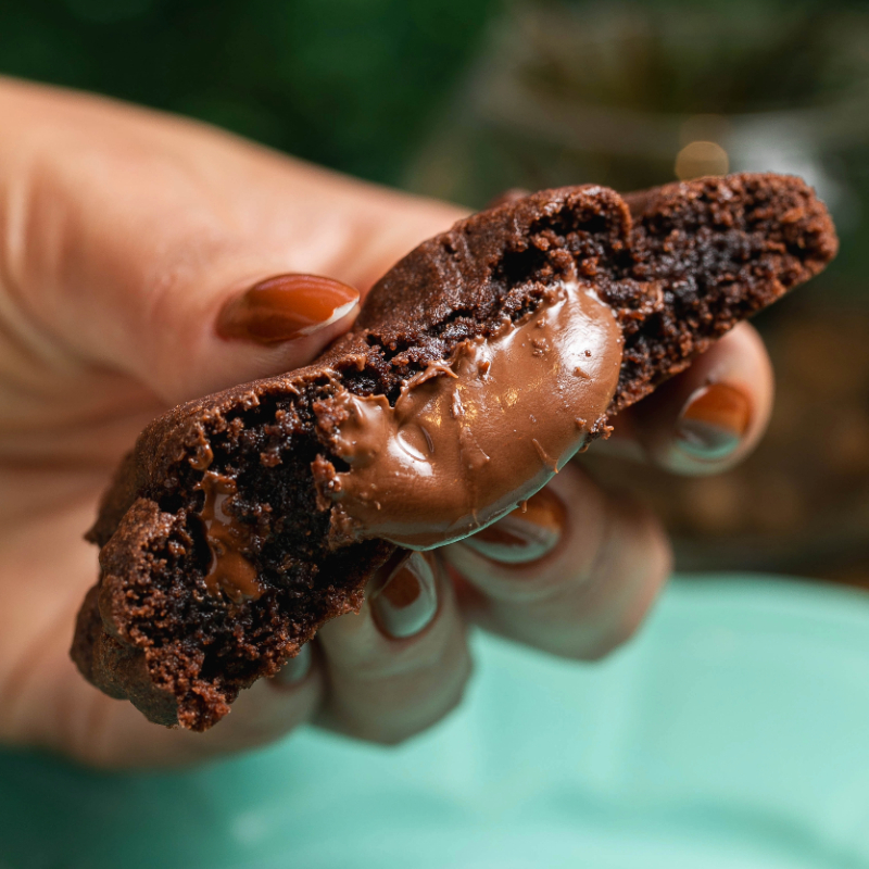 O #Teamnutella pediu e nós atendemos! O queridinho da Cookie Lovers na versão Dark. Essa combinação da Nutella com uma deliciosa massa 100% cacau e gotas de chocolate meio amargo ficou incrível! Se você gosta de chocolate amargo e é fã de Nutella, esse aqui é a sua cara =) Sempre importante lembrar que só usamos Nutella de verdade. Nada de creme de avelã similar rs. #sobremesa #doce #cookie #doces #café #cafédatarde #almoço