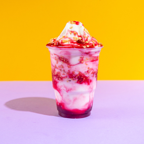 O Sundae, uma joia da categoria de sorvetes, é uma deliciosa indulgência que apresenta generosas camadas de calda, seja de chocolate intenso ou de morango fresco e suculento. O prato é harmoniosamente completado com um toque crocante de amendoim torrado, oferecendo uma mistura sublime de texturas e sabores. Uma escolha perfeita para os amantes de doce, tornando cada colherada uma experiência única