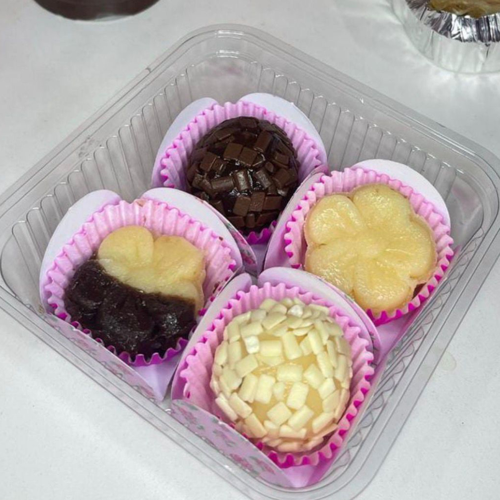 Um mimo doce e irresistível! Nosso kit traz quatro unidades de brigadeiros artesanais, preparados com chocolate de alta qualidade e leite condensado cremoso, enrolados com todo cuidado e finalizados com granulados especiais.