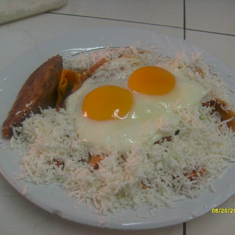 Chilaquiles Mixtos (Pollo y Huevo)