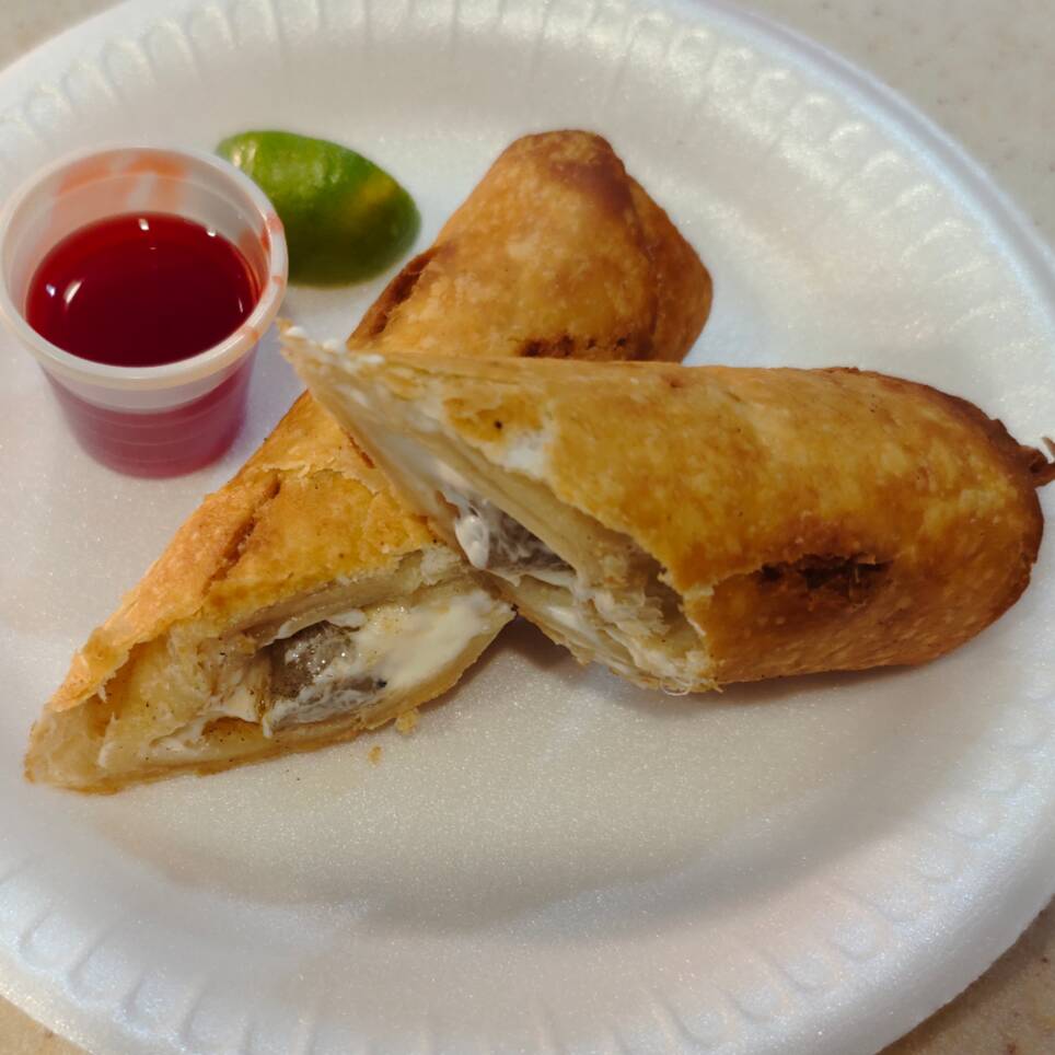 Un Rollo  de camaron con queso philadelphia