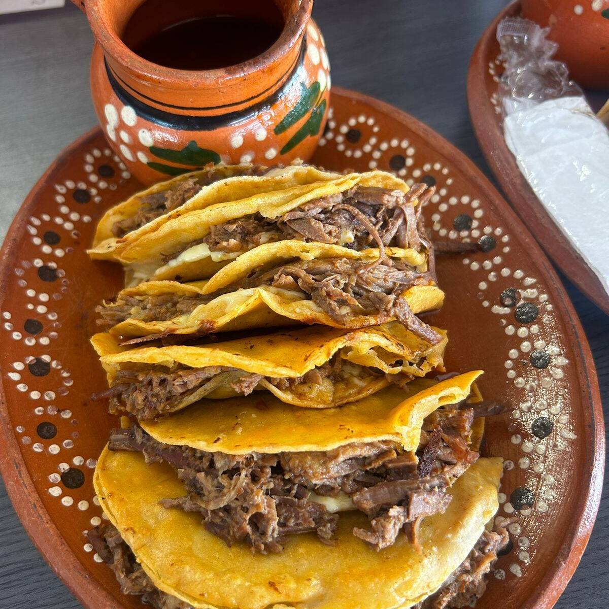 COMBO 6 TACOS DORADOS DE BIRRIA + CONSOME 8 Oz