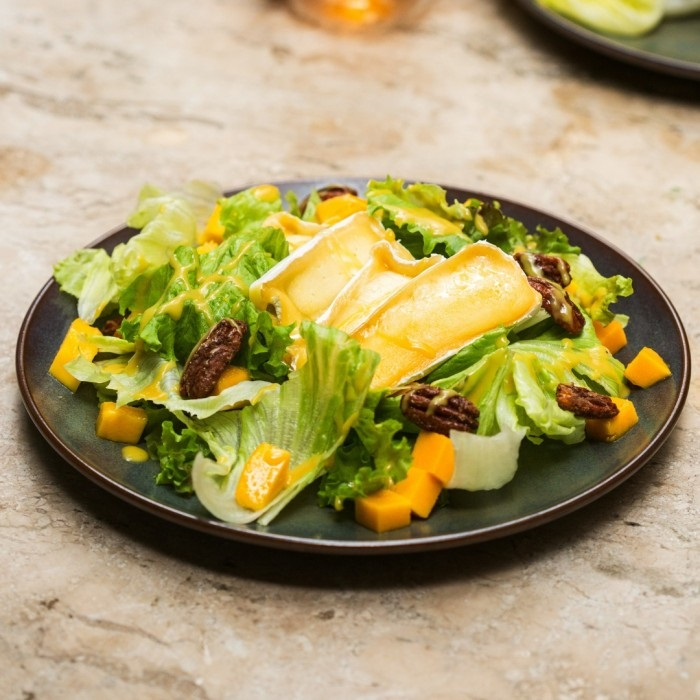 Bowl com mix de folhas verdes, nozes e molho honey mustard