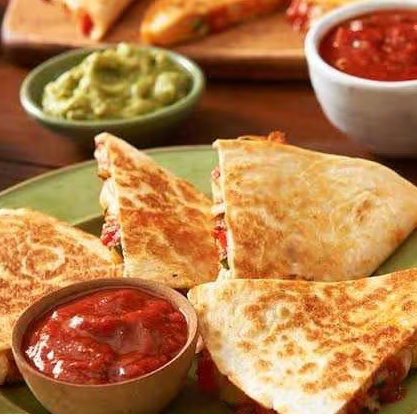 Carne Bouvina desfiada, chilli, pico de galo, salsa, bacon ,calabresa ,cheddar ,catupiry , mussarela.