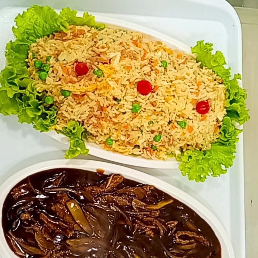 Carne e cebola em tiras, A base de Molho shoyu e tempero de Chef, Arroz Shop Suey, Cenoura, Presunto, ovo e Ervilha
