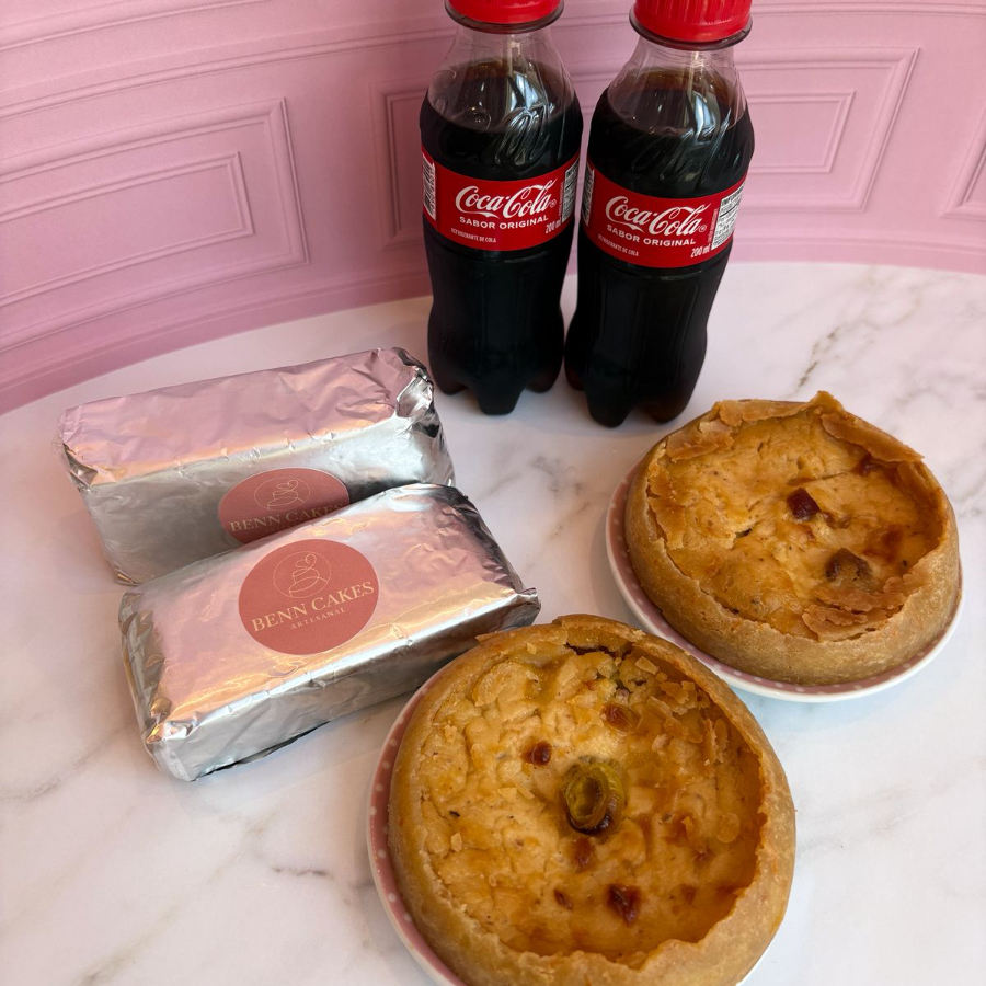 Um combo completo, delicioso e com presente! 2x Bolo gelado. 2x Quiches artesanais. 2x Coca-Cola 200 ml Gratis.