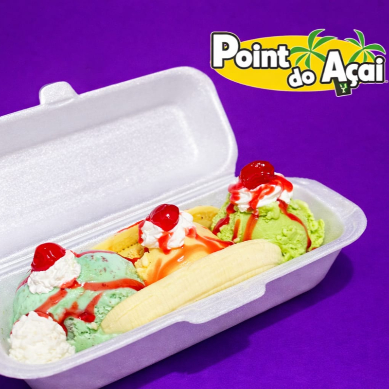 Deliciosa Banana Split com 3 bolas de sorvete, cobertura, chantilly, amendoim e cereja.