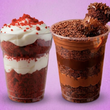 2 bolos de pote, um de red velvet e o outro de chocolate, do melhor jeito para você aproveitar os 2 sabores sozinho ou dividindo, 150ml cada. Serve até 2 pessoas (aprox. 300g)