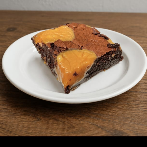Brownie de chocolate macio com camadas e pedaços de caramelo toffee, trazendo um sabor doce e marcante.