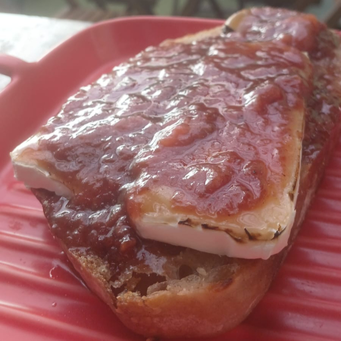 Fatia de Sourdough tostada na manteiga, queijo brie gratinado, finalizada com geléia de morango.