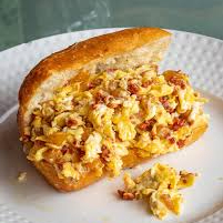 Sándwich de huevo con chorizo