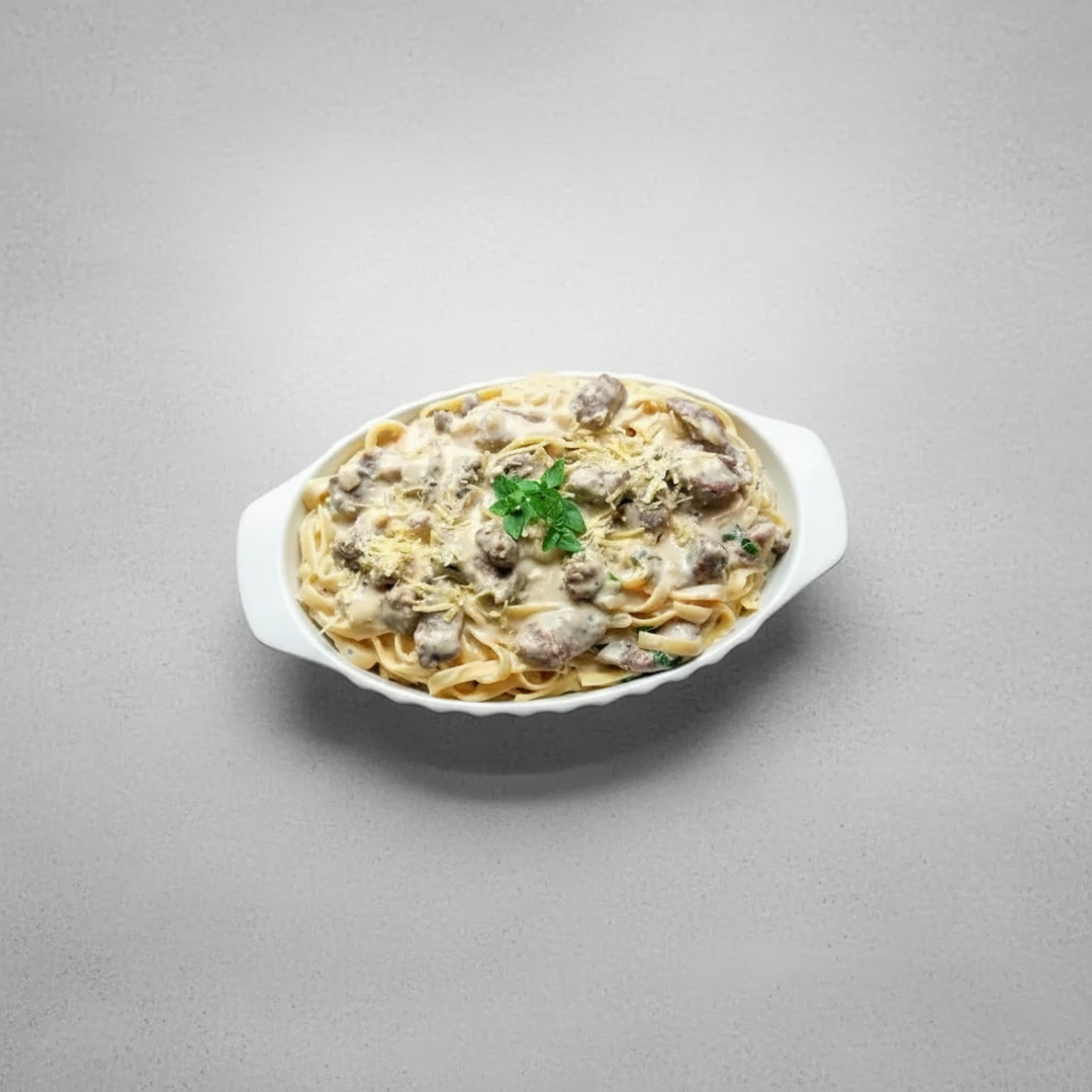 Suculenta alcatra grelhada, servida sobre o espaguete al dente com um cremoso molho de queijo artesanal. Para completar, polenta dourada por fora e macia por dentro. Porção de aproximadamente 500g. Serve 1 pessoa