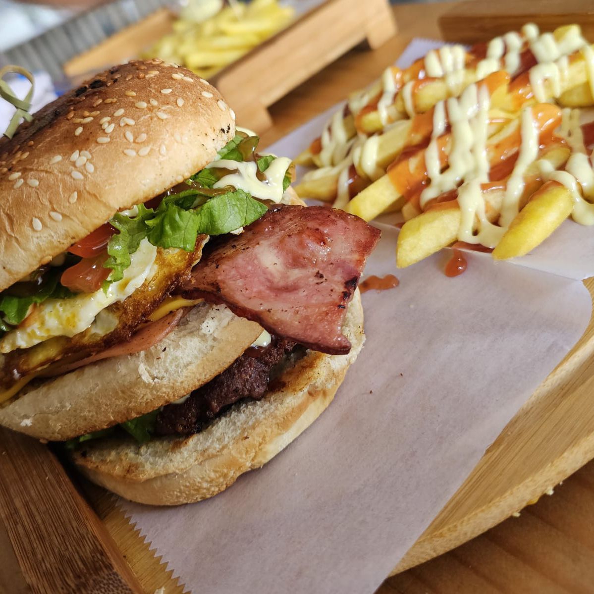 Hamburguesa Entre Vías con papas