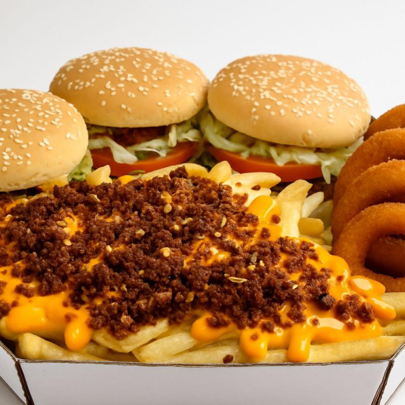 Combo para a família com 3 x-tudo, batata cheddar bacon, anéis de cebola, bacon em cubos, calabresa, azeitona e alho frito.