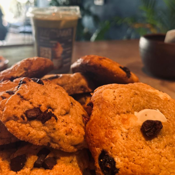 Galleta artesanal de berries con chocolate blanco
