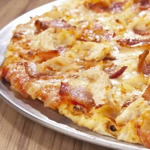 Pizza Extra Grande de Lomo Canadiense con Queso