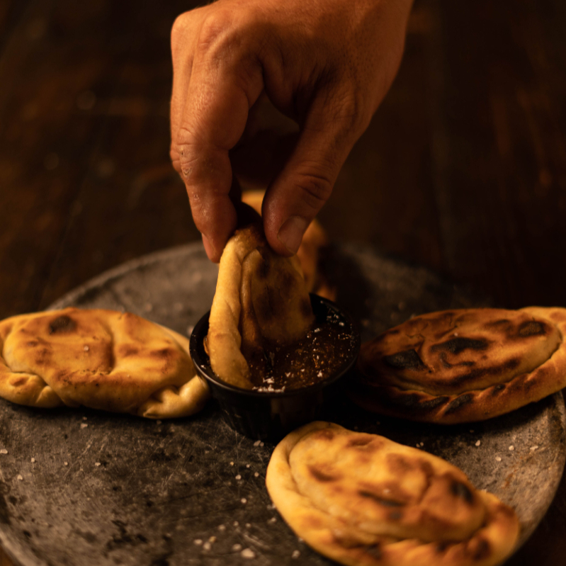 Receita tipicamente argentina com um toque americano e corte brasileiro. Acompanha geleia de pimenta. *NOSSAS EMPANADAS SÃO ASSADAS NA PARRILLA*
