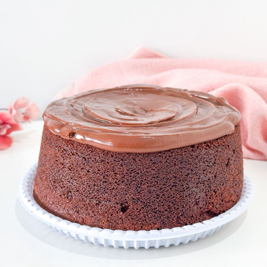 Massa fofinha de chocolate 50% cacau, coberto com calda cremosa. Serve 10 fatias