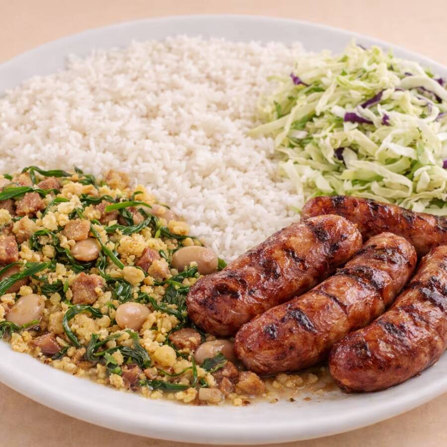 Tradicional Feijão Tropeiro Mineiro, Arroz Branquinho, Acompanhado De Linguiça Grelhada E Salada De Repolho Refrescante.