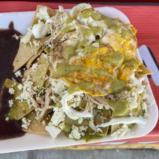 Chilaquiles con Pollo y Huevo