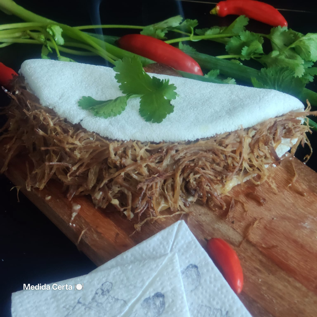 🌿🍃✨A goma do Norte, branca e ligadinha, envolve a costela macia, cozida no bafo em fogo brando, desfiada com tempo, paciência. O sabor é profundo, forte, imponente. Uma tapioca que chega com presença, feita para quem precisa de energia antes da batalha diária.✨🍃🌿