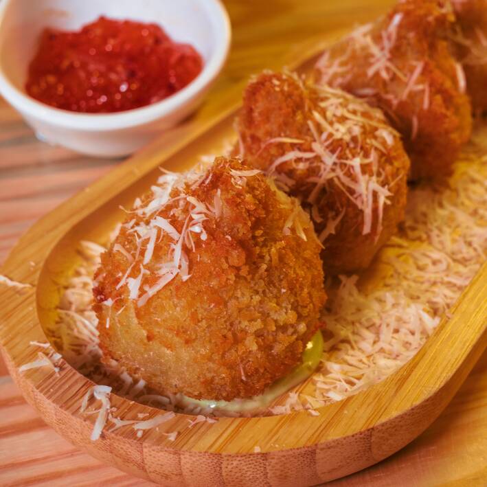 Coxinha de frango feita na casa, sem massa somente o recheio. Porção com 4 unidades com 50g cada aproximadamente
