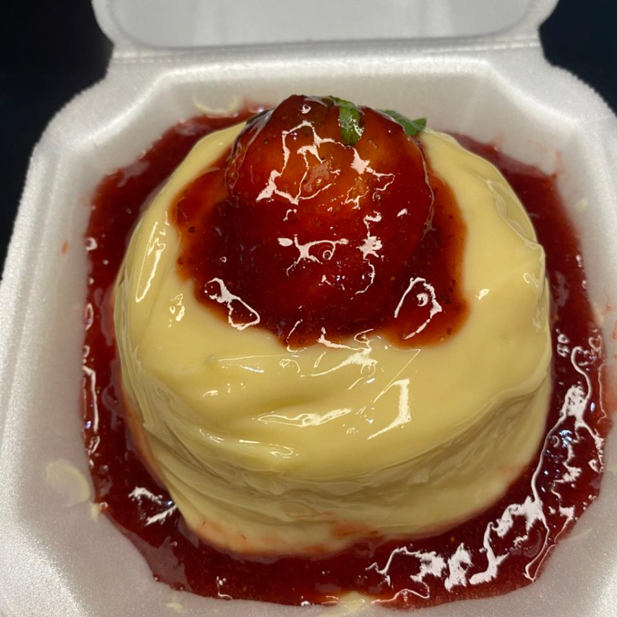 Deliciosa massa branca, cobertura creme de ninho com geleia de morangos 🍓 peso250g serve uma pessoa.