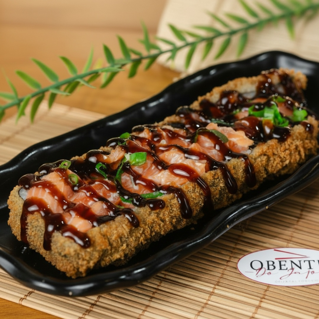 Parece um "Hot dog" de salmão! Sushi empanado inteiro recheado com salmão fresco, cream cheese, cebolinha e finalizado com molho tare.