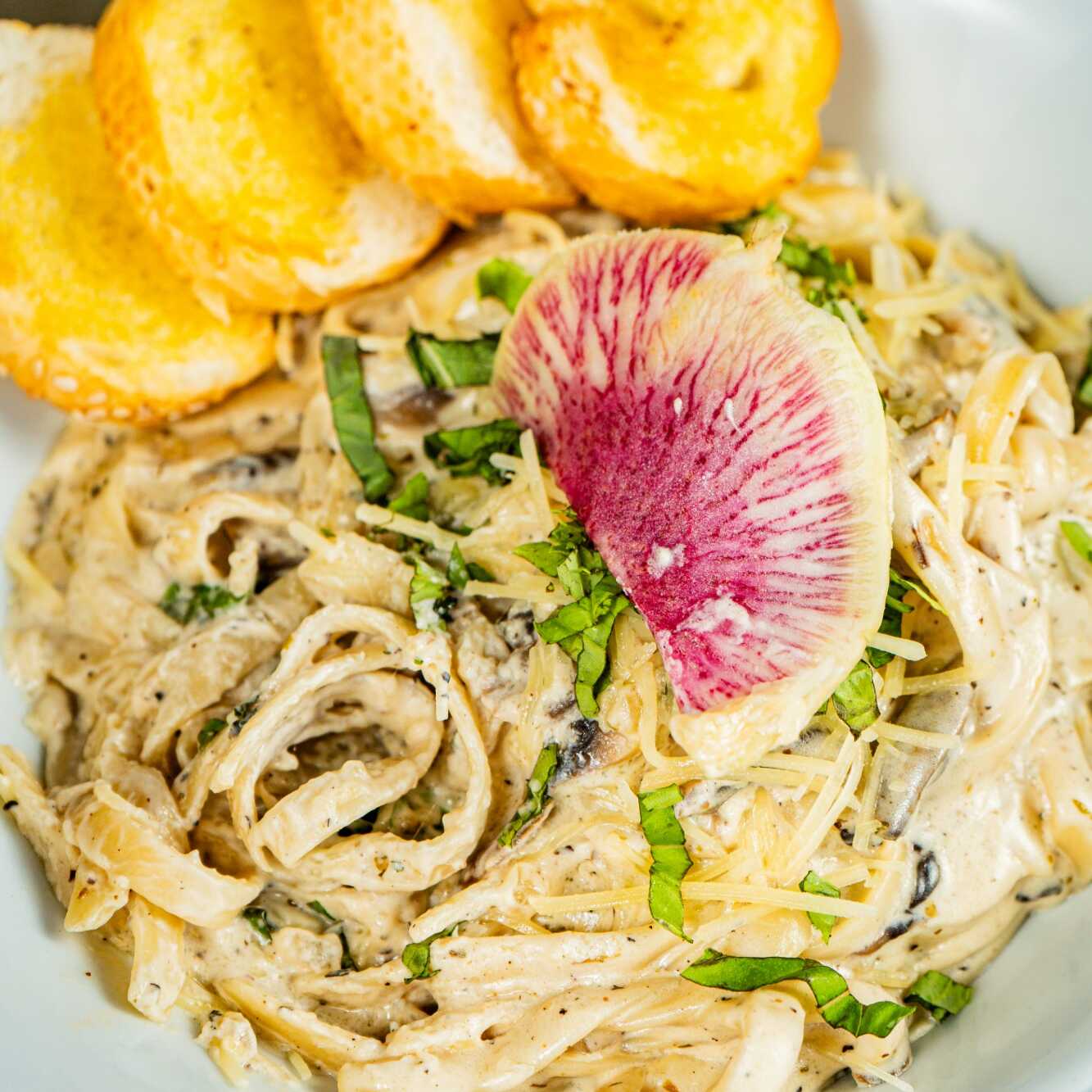 Fetuccini a la Crema con Hongos al Vino y Pollo