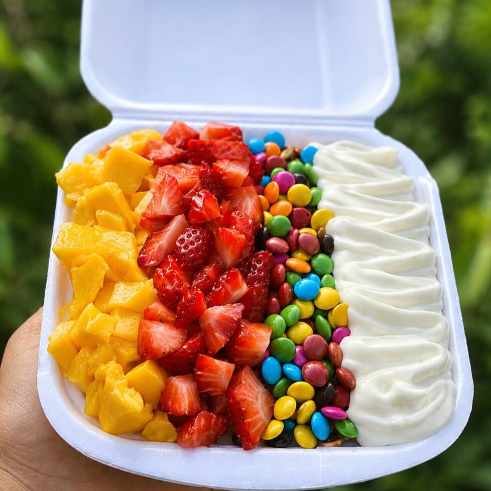 Nosso 'Super Açaí de 300ml com 3 itens + 1 cremes grátis'! Esta obra-prima da categoria 'Açaí Supremo', é recheada de um açaí abundante de 300ml, transbordando sabor e vitalidade. Aprecie a adição de três itens adicionais que realçam o sabor de maneira sublime. Para coroar, o prato oferece dois cremes irresistíveis que intensificam o prazer da degustação.