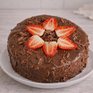 massa deliciosa de chocolate, recheado no meio com brigadeiro cremoso de chocolate e pedaços de morango. e brigadeiro de chocolate em volta, com decoração de raspas de chocolate e morango 1kg de gostosura