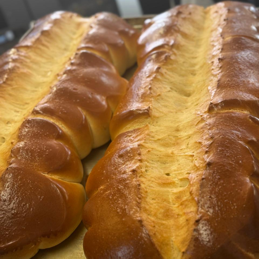 Pão tradicional e saboroso, com massa firme e aroma irresistível.