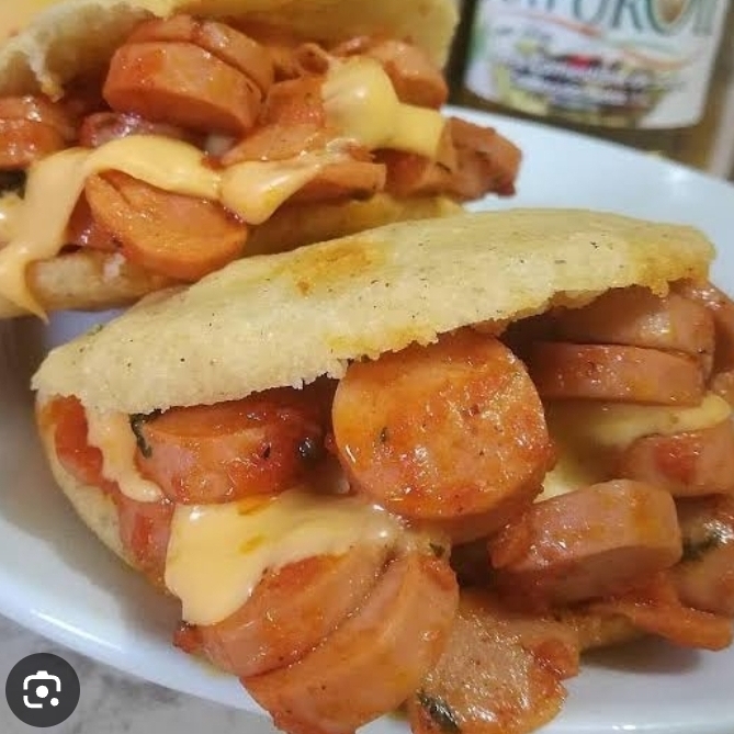 Arepa frita Salchicha guisado