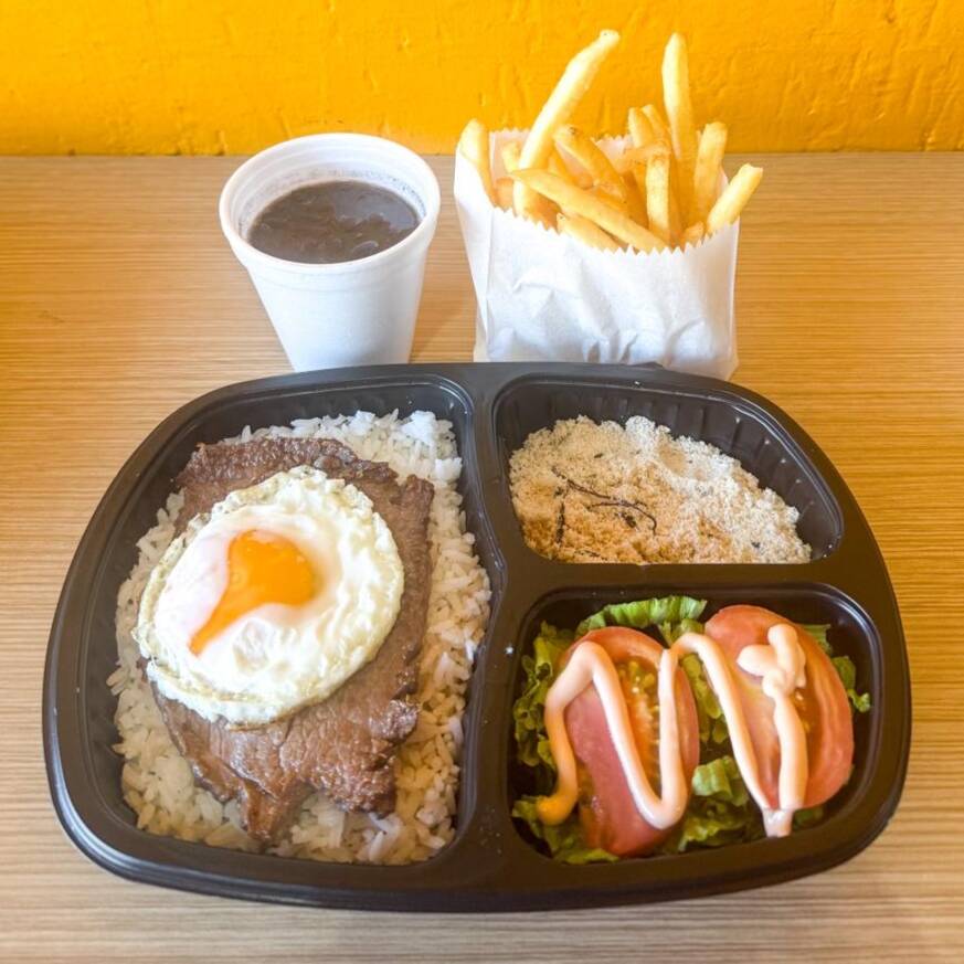 Arroz soltinho, feijão temperado, bife de alcatra feito na hora com ovo, batata frita sequinha, farofinha e salada fresca. Comida bem feita, com gosto de casa.