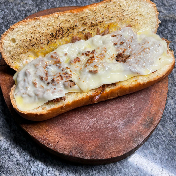 Baguete de 15 cm recheado com cupim desfiado super suculento, preparado lentamente para ficar macio e cheio de sabor. Finalizado com maionese cremosa e uma camada de queijo muçarela maçaricado, que traz aquele toque dourado e irresistível. Simples, rústico e absurdamente saboroso.