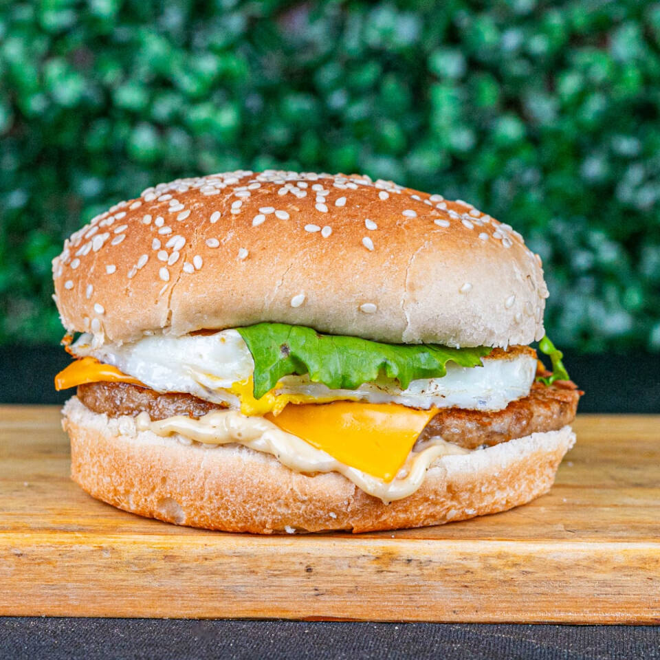 Pão gergelim , carne , queijo , ovo , maionese temperada , Ketchup , cheddar cremoso e alface .