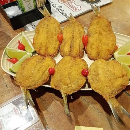6 unidades de sardinha frita, sequinha e crocante, acompanha limão. Melhor sardinha frita.