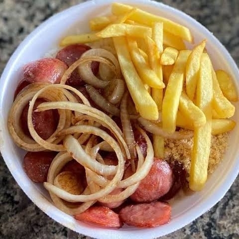 ( Obs: Nossas refeições não acompanham batata frita a não ser que seja pago o adicional).Linguiça calabresa douradinha e refogada com cebola no ponto certo. Acompanha arroz branco, feijão temperado e farofa crocante. Um prato simples, saboroso e muito brasileiro!