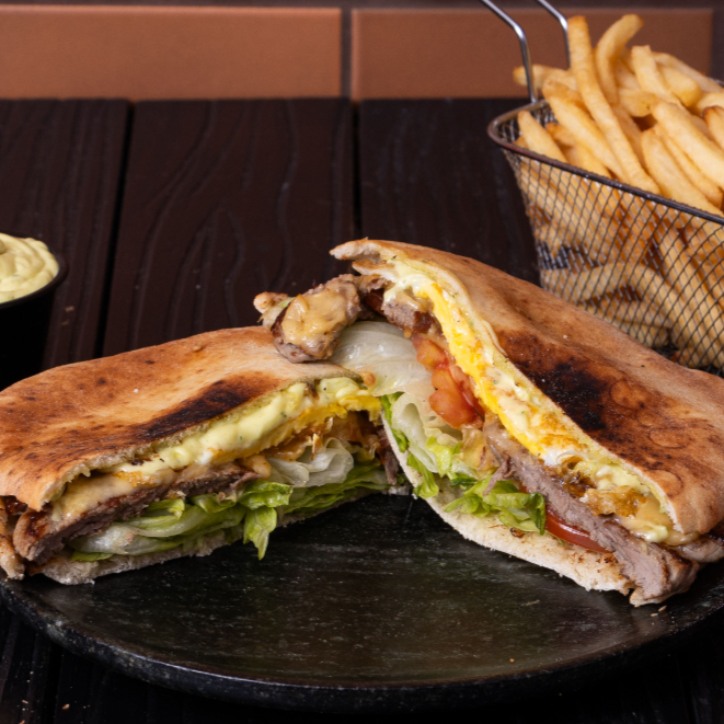 O nosso mais clássico Beirute de Filé Mignon. Mais que completo para matar qualquer fome, temos aqui um Filé Mignon bem temperado, coberto com Queijo derretido e, no topo do beirute, a famosa Maionese Bedu. Além disso, no recheio temos também alface e tomate, tudo isso sendo finalizado pelo nosso Pão Sírio feito aqui na casa.