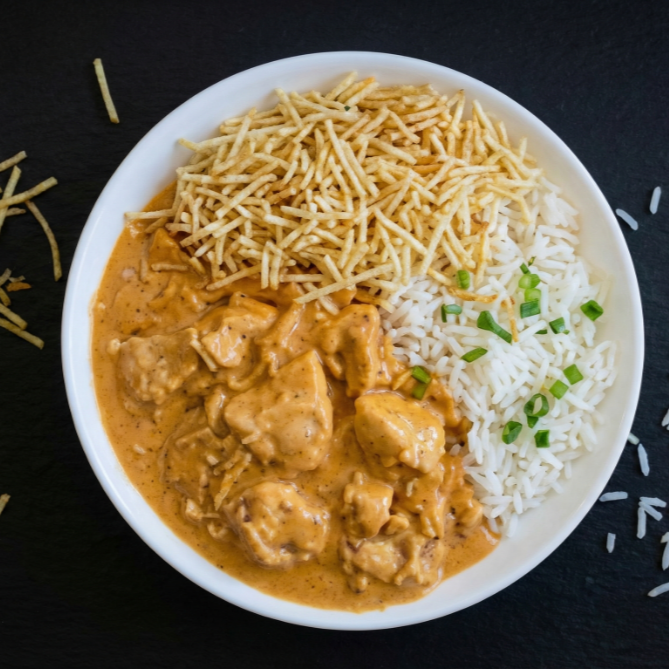 Filé de frango ao molho estrogonofe, arroz branco, batata palha.