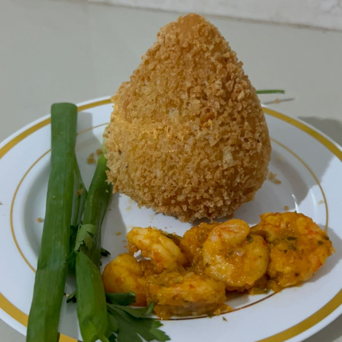 🦐✨ Nossa coxinha de camarão é simplesmente irresistível! Massa macia e douradinha, recheada com deliciosos camarões super temperados e suculento, que derrete na boca a cada mordida. Crocante por fora, cremosa por dentro e feita com muito sabor para deixar seu lanche ainda mais especial! 😍