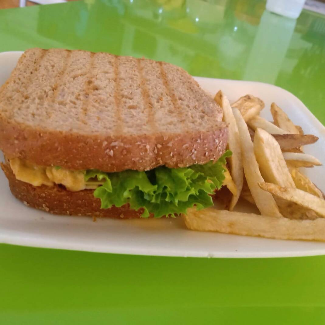 sándwich huevo con jamón