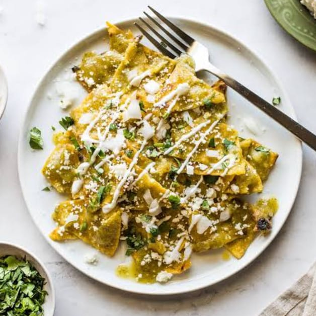 Chilaquiles con pollo o huevo